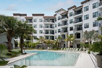 02-Aventon-Gem-Lake-Pool-Courtyard