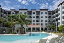29-Aventon-Gem-Lake-Pool-Courtyard